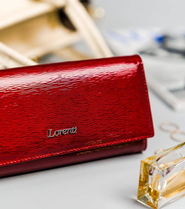 Podłużny, lakierowany portfel damski ze skóry naturalnej