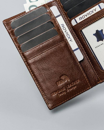 Skórzany portfel damski z biglem zdobiony motywem wężowej skóry