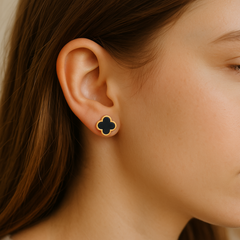 Kolczyki ze stali szlachetnej platerowane 14k złotem, sztyft, Koniczynka czarna KST3419