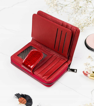 Pionowy, zapinany portfel damski z lakierowanej skóry naturalnej