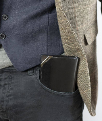 Pionowy portfel męski ze srebrnym akcentem, skóra naturalna licowa