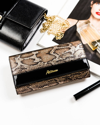 Lakierowany portfel na karty z wezowym wzorem