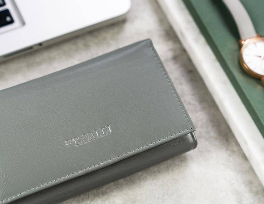 Klasyczny skórzany portfel damski z klapą na zatrzask