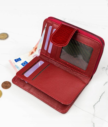 Pionowy, zapinany portfel damski z lakierowanej skóry naturalnej