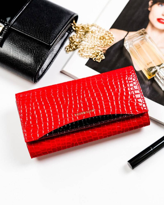 Lakierowany portfel damski ze wzorem skóry krokodyla