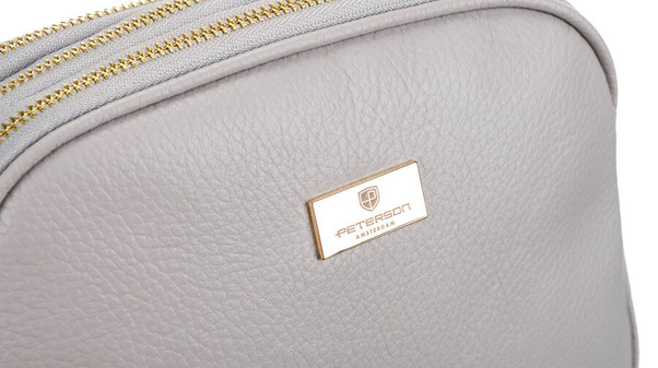 Prostokątna listonoszka z brelokiem w formie chwosta