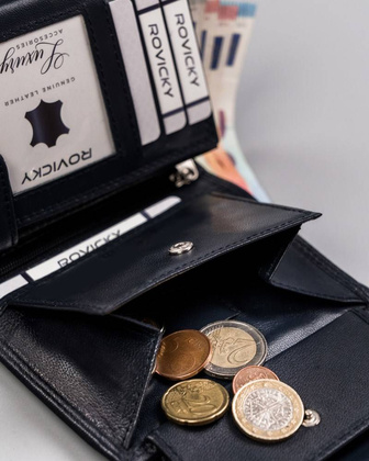 Skórzany portfel damski z ozdobnym zapięciem