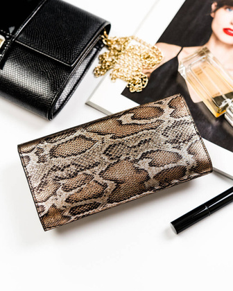Lakierowany portfel na karty z wezowym wzorem