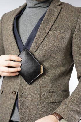 Pionowy portfel męski ze złotym akcentem, skóra naturalna licowa