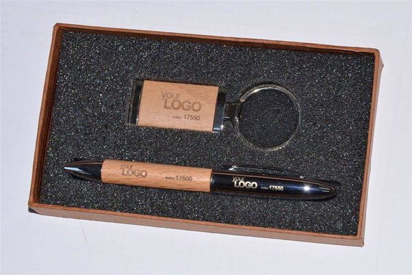 Zestaw upominkowy FRED składający się z długopisu oraz breloka wykonanych z metalu i drewna