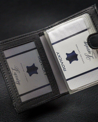 Pionowe, skórzane etui na karty z zapinką i kieszenią na banknoty