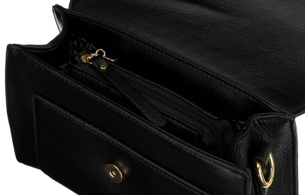 Niewielka listonoszka damska z klapką w ażurowe gwiazdki — LuluCastagnette