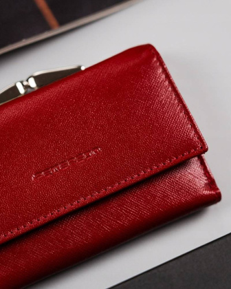 Mały, skórzany portfel damski na bigiel i zatrzask