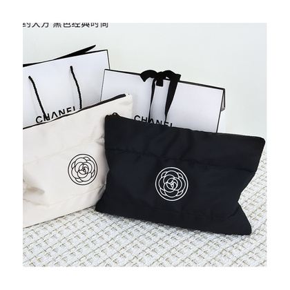 Kosmetyczka damska pikowana duża, wodoodporna czarna 22 x 31cm KS144CZ