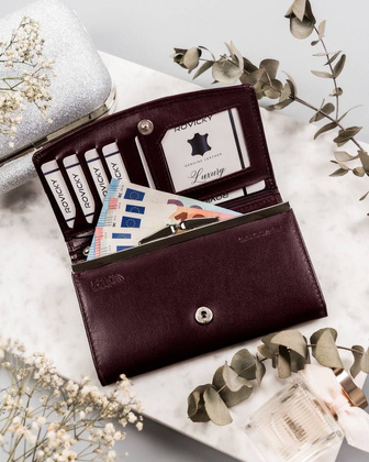 Skórzany portfel damski z tłoczoną klapą