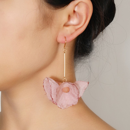 Kolczyki wiszące, efektowne tiulowe z koralikami pudrowy róż K1702