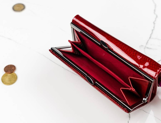 Kompaktowy portfel z lakierowanej skory