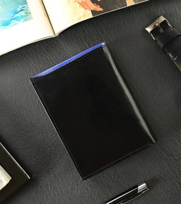 Pojemny, pionowy portfel męski z połyskującej skóry naturalnej