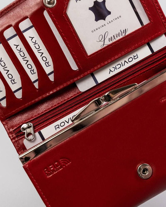 Skórzany portfel damski z tłoczoną klapą