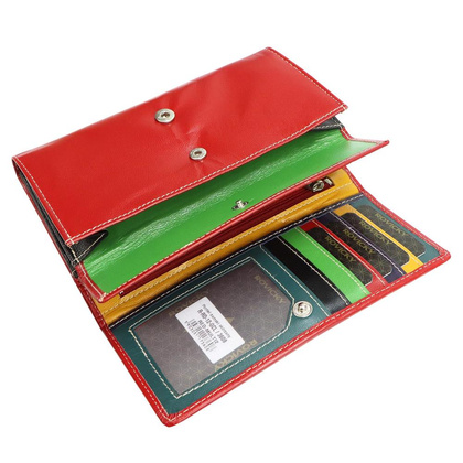 Skórzany portfel damski w orientacji poziomej na zatrzask