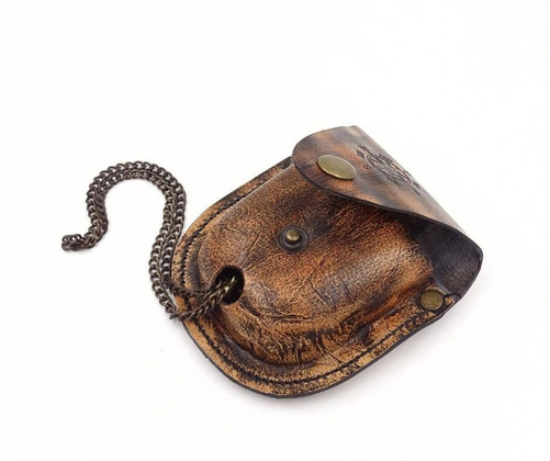 Zamykany kompas z łańcuszkiem w etui C-64