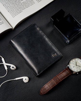 Rozbudowany, pionowy portfel męski bez zapięcia ze skóry naturalnej