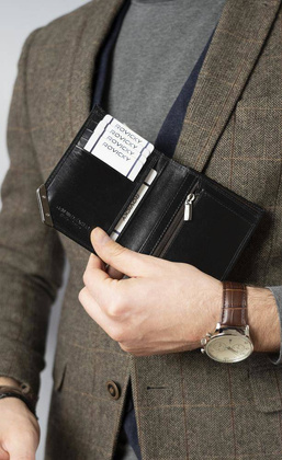 Pionowy portfel męski ze srebrnym akcentem, skóra naturalna licowa