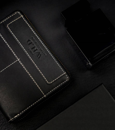 Pionowy portfel męski na zamek z przeszyciami, skóra naturalna