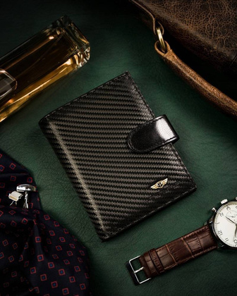 Skórzany portfel męski w orientacji pionowej zamykany na zatrzask