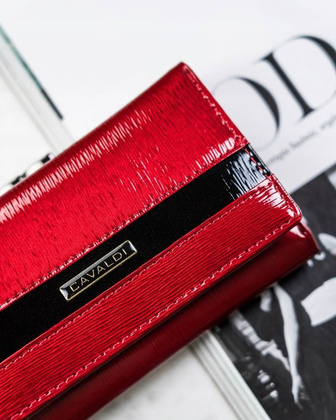 Elegancki portfel damski z lakierowanej skóry naturalnej