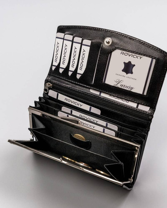 Skórzany portfel damski z tłoczoną klapą