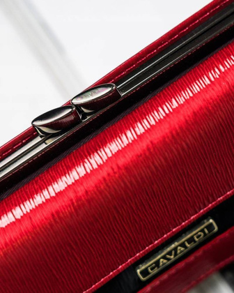 Elegancki portfel damski z lakierowanej skóry naturalnej