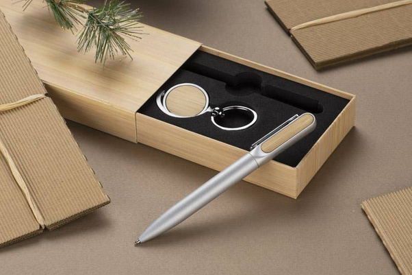 Zestaw upominkowy składa się z długopisu i breloka