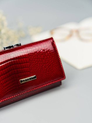 Kompaktowy portfel z lakierowanej skory