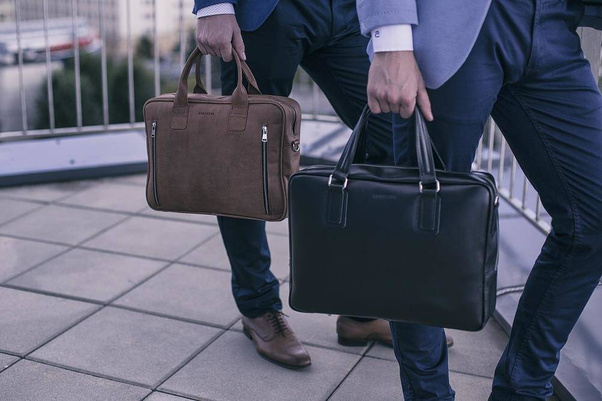 Ciemno brązowa męska torba na ramię BRØDRENE BL02 Kolor wnętrza: Czerwony - min. zamówienie 20 / 50 / 100 szt.