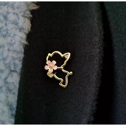Broszka ozdobna emaliowana - piesek z kwiatkiem BZ210