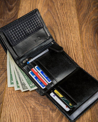 Czarny portfel męski skórzany z przeszyciem