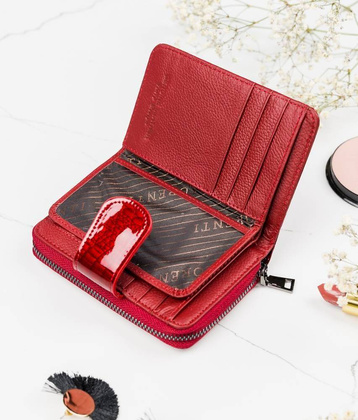 Pionowy, zapinany portfel damski z lakierowanej skóry naturalnej