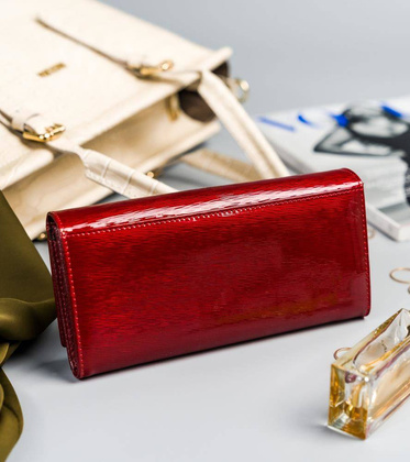 Podłużny, lakierowany portfel damski ze skóry naturalnej