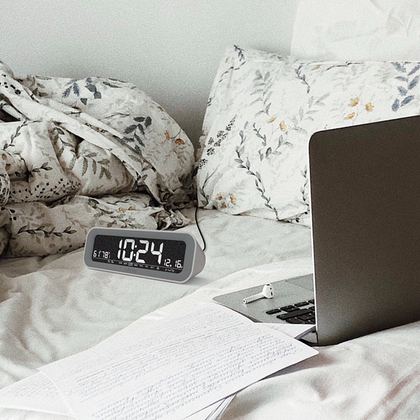 LAVVU Szary cyfrowy budzik SMART z radiem