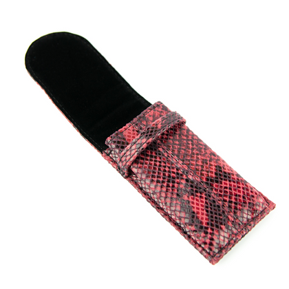 063 Piórnik duża M-ka- print wężowy malina KEMER