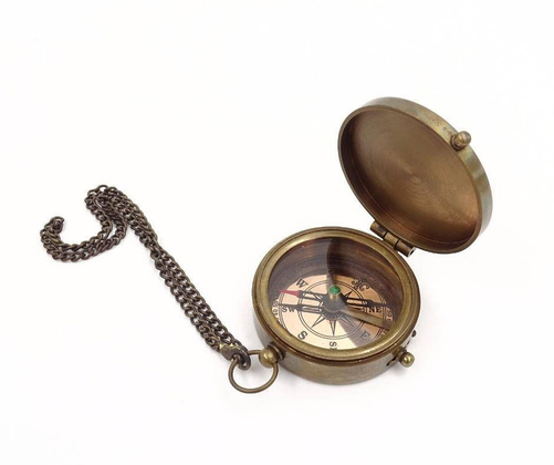 Zamykany kompas z łańcuszkiem w etui C-64