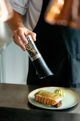 Grawitacyjny młynek do soli i pieprzu elektryczny czarny LIVIO 8845