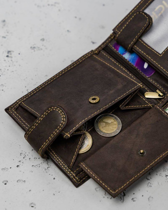 Poziomy, zapinany portfel męski z zewnętrzną kieszonką na kartę