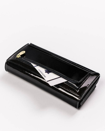 Klasyczny portfel damski z dużą sekcją na karty