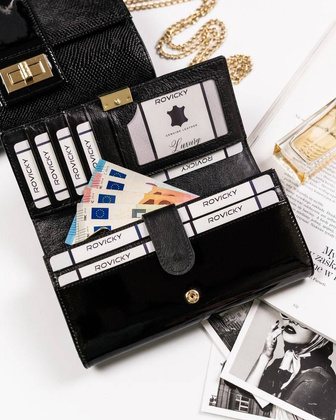 Klasyczny portfel damski z dużą sekcją na karty