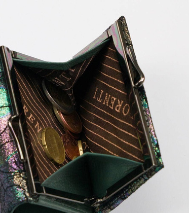 Mały, skórzany portfel damski w opalizujące kwiaty