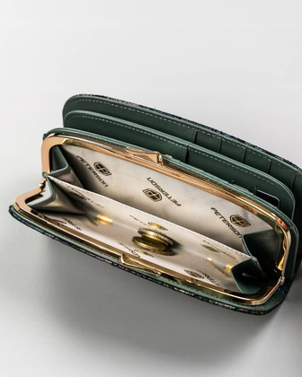 Duży, pojemny portfel ze skóry naturalnej z kwiatowym wzorem