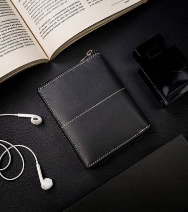 Pionowy portfel męski na zamek z przeszyciami, skóra naturalna