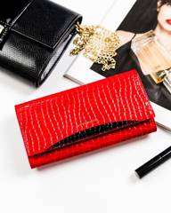 Duży, lakierowany portfel damski ze zwierzęcym wzorem